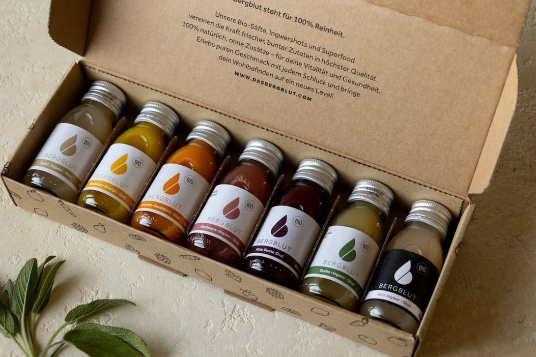 Geöffnete Bergblut Shotbox mit sieben Bio-Shots