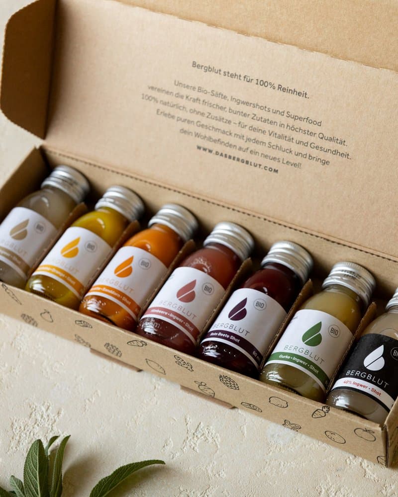 Sieben Bergblut Bio-Shots nebeneinander in der Shotbox